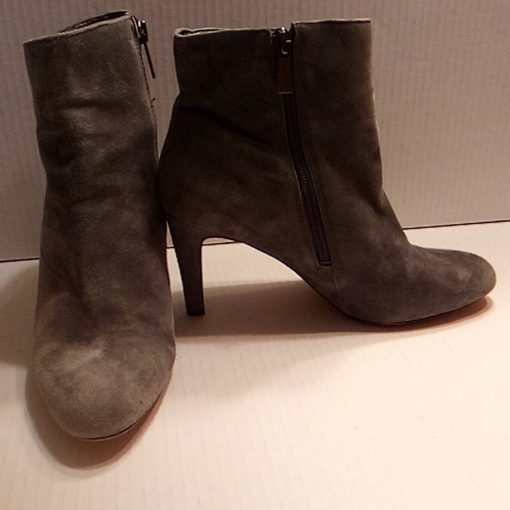 VINCE CAMUTO Women's Suede Ankle Boots - Gray THE BOOT ARE PEELED SOME INSIDE - Picture 2 of 9